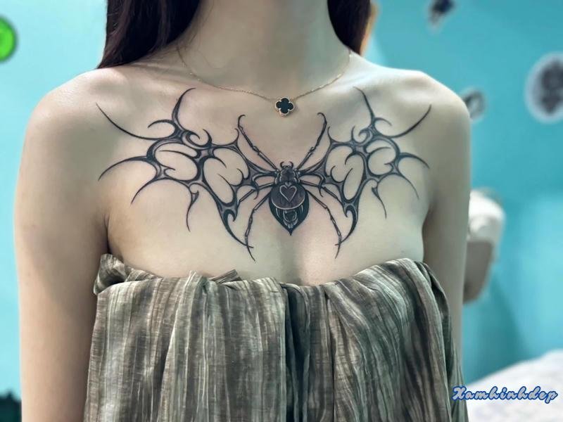hình xăm ngực nữ mang nét đẹp cá nhân.