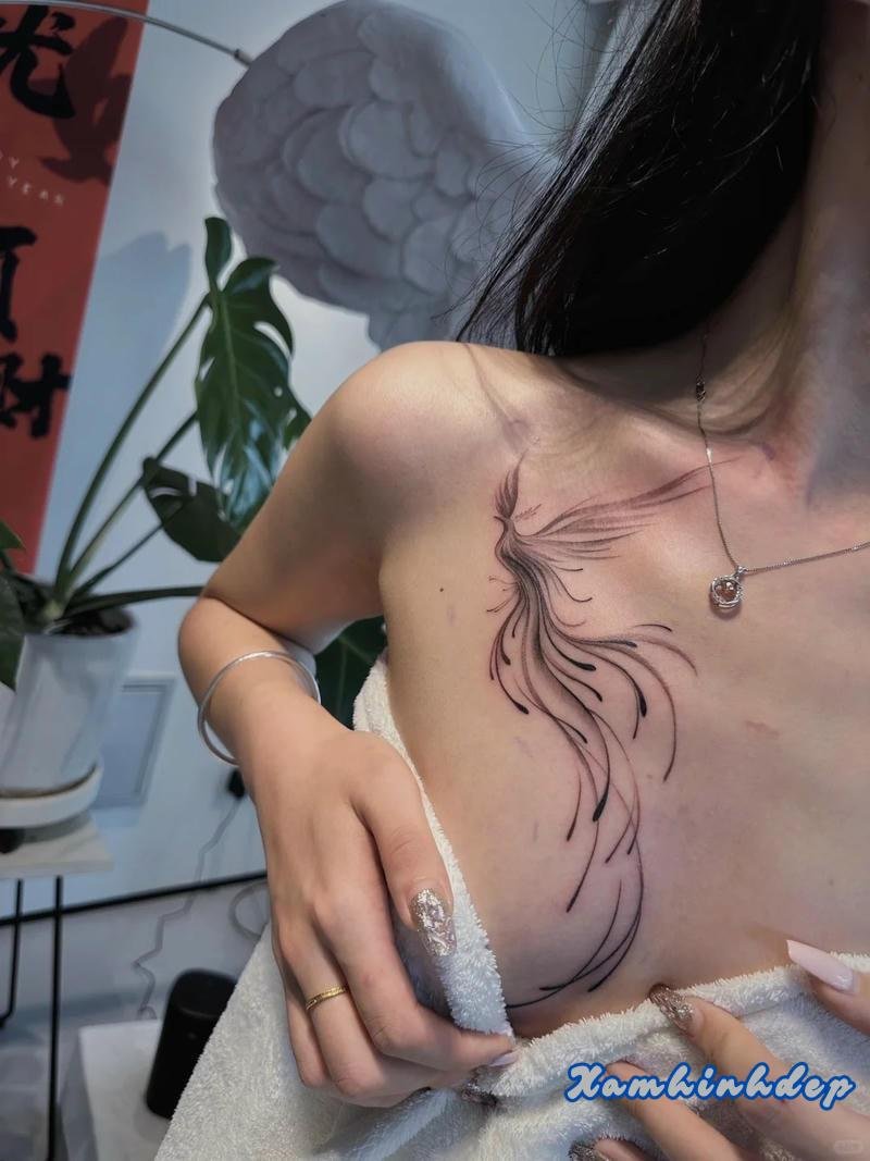 hình xăm ngực nữ thiết kế nhẹ nhàng.