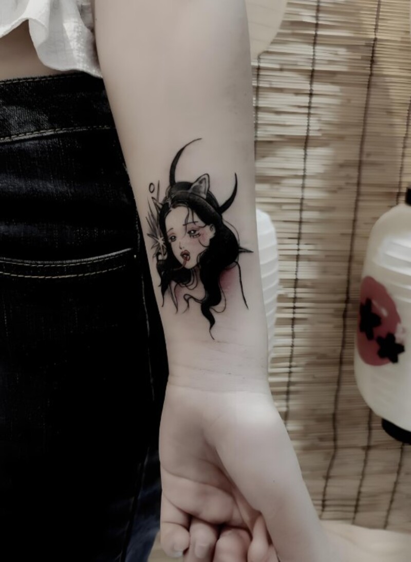 hình xăm ở cổ tay ngầu cho nữ
