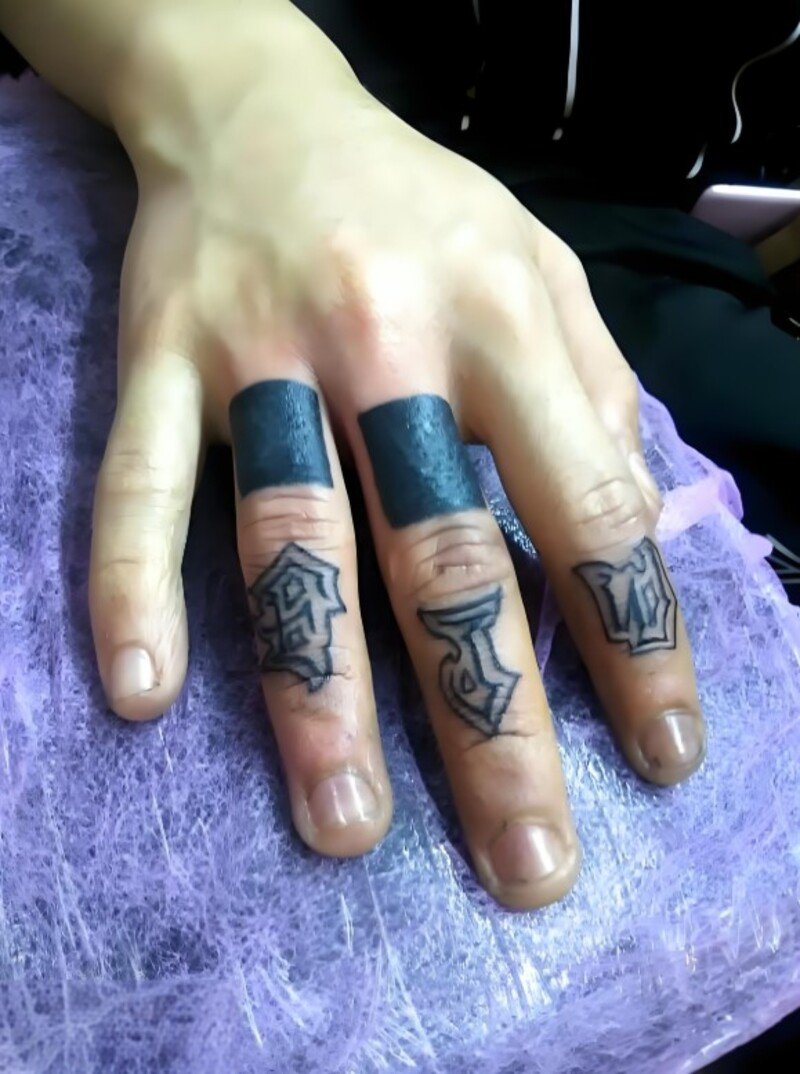 hình xăm ở ngón tay nam