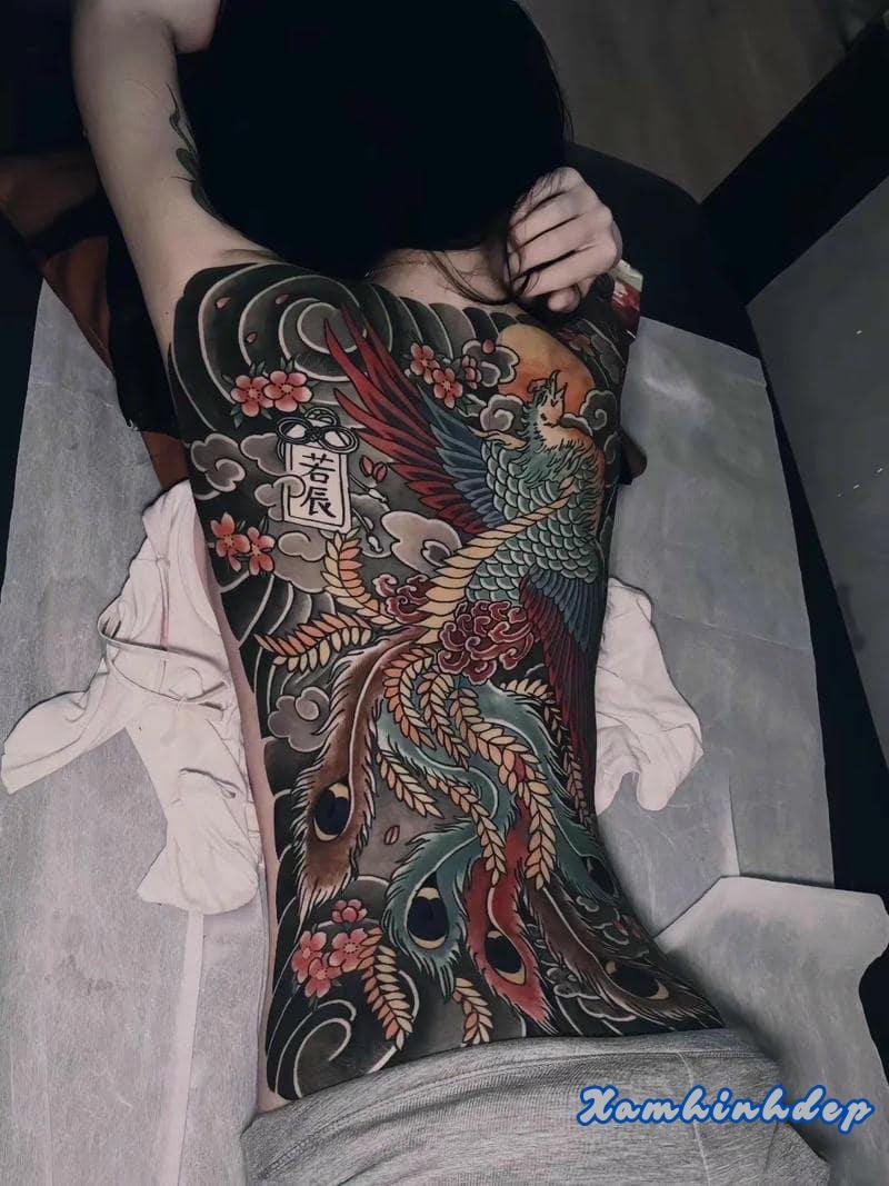 hình xăm phượng hoàng thu hút.
