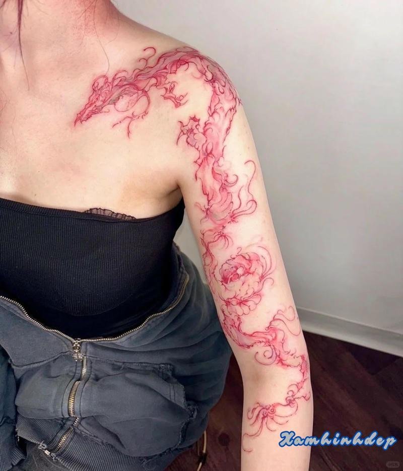 hình xăm rồng cho nữ phong cách hiện đại.