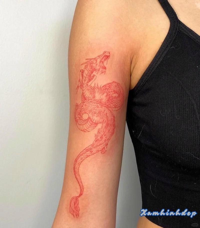 hình xăm rồng cho nữ phong cách mềm mại.