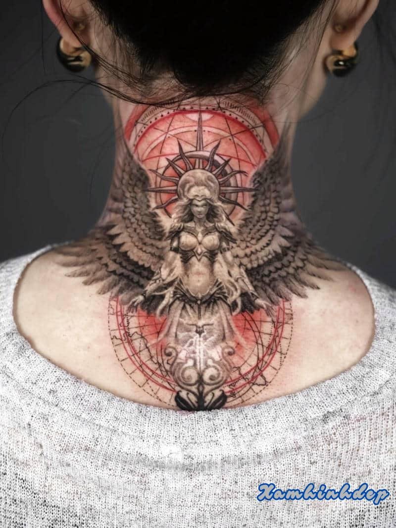 hình xăm sau gáy ấn tượng.