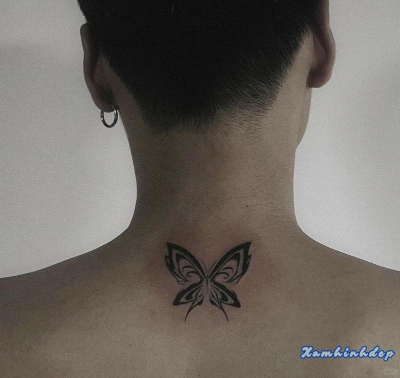hình xăm sau gáy cá tính.