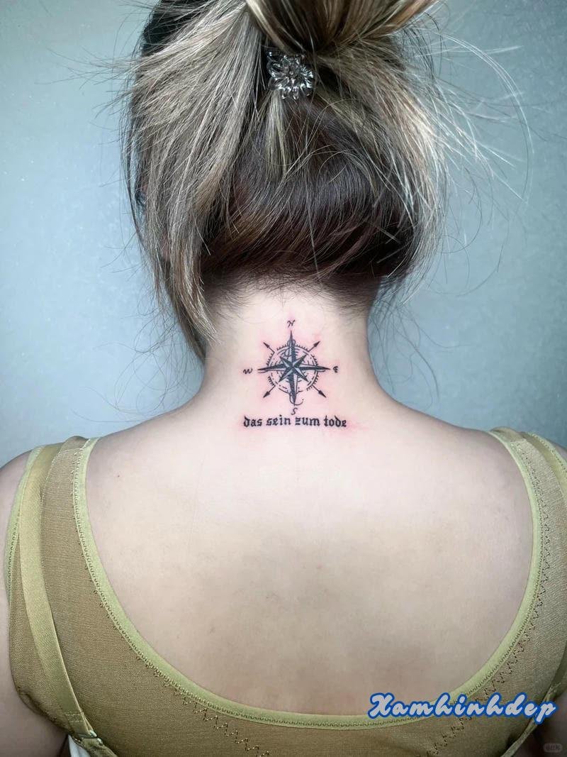 hình xăm sau gáy nổi bật.