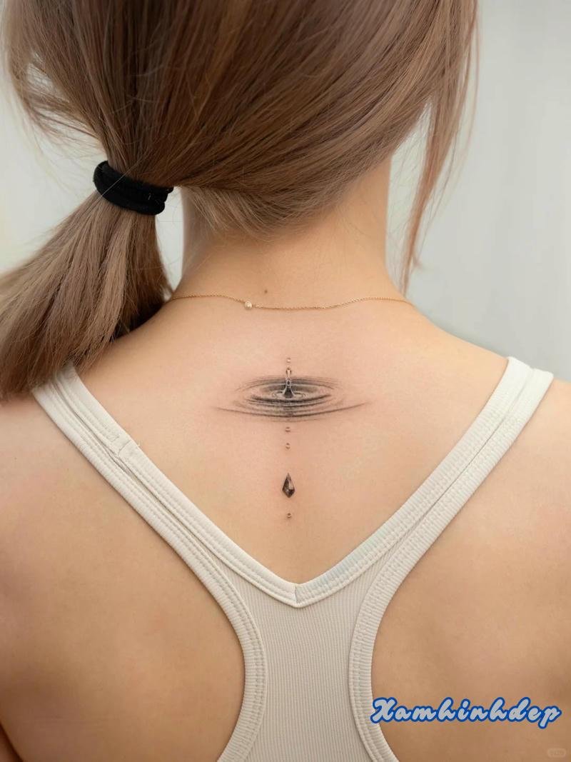 hình xăm sau gáy tinh xảo.