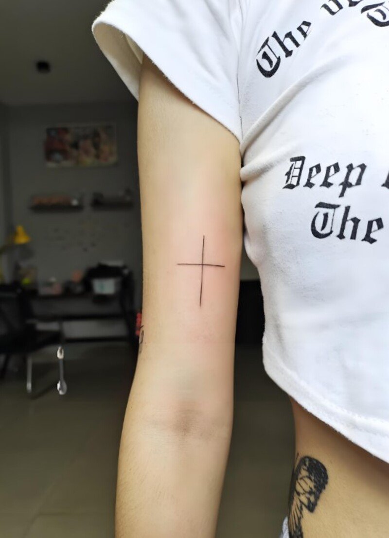 hình xăm thánh giá 2 nét đơn giản cho nữ