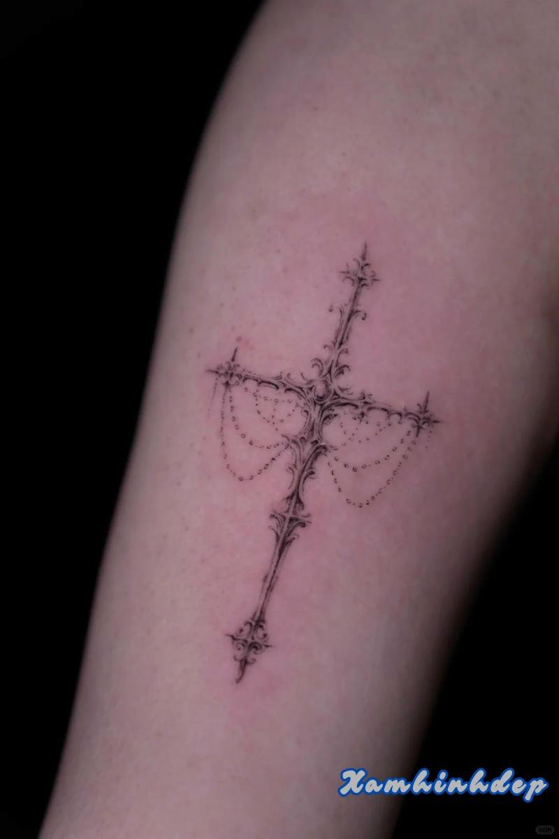 hình xăm thánh giá ấn tượng.