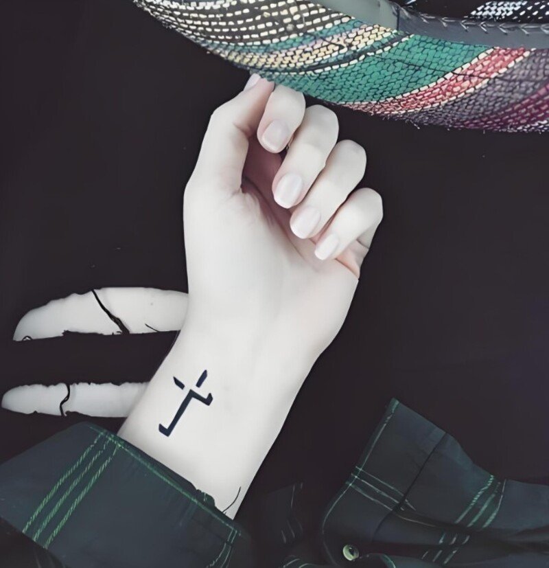 hình xăm thánh giá đen trắng cho nữ