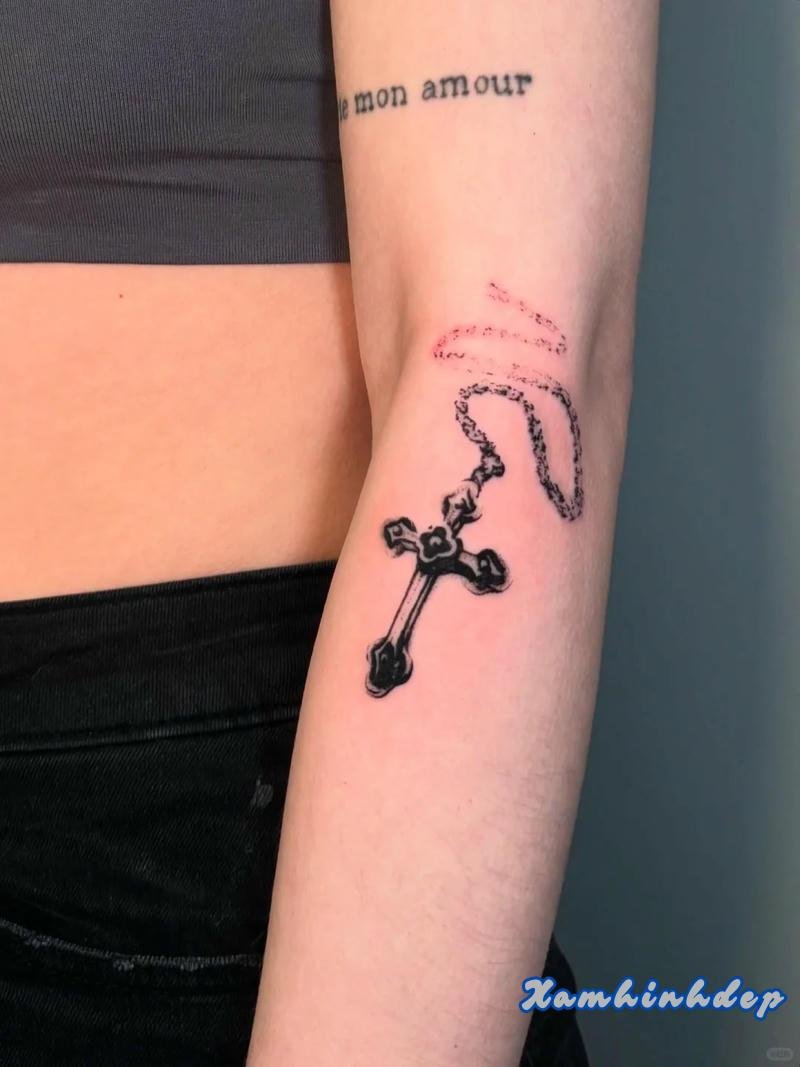 hình xăm thánh giá nghệ thuật.