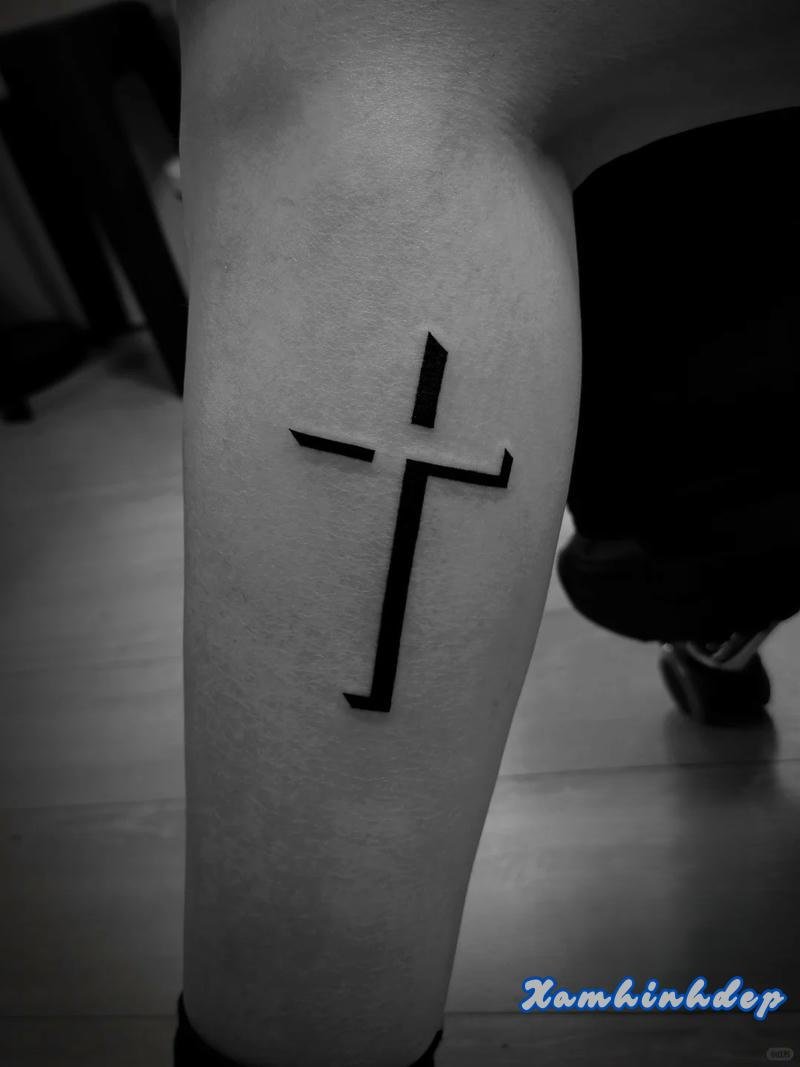 hình xăm thánh giá nổi bật.