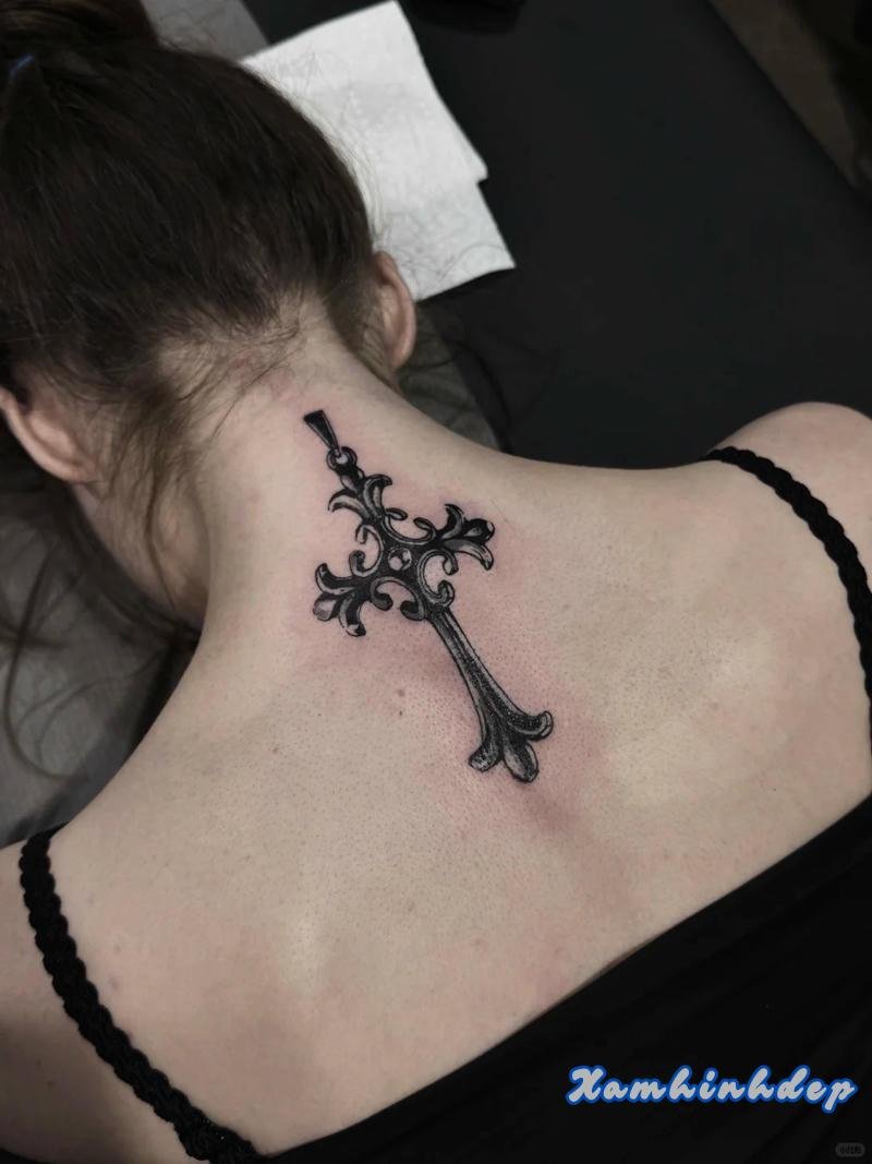 hình xăm thánh giá sắc nét.