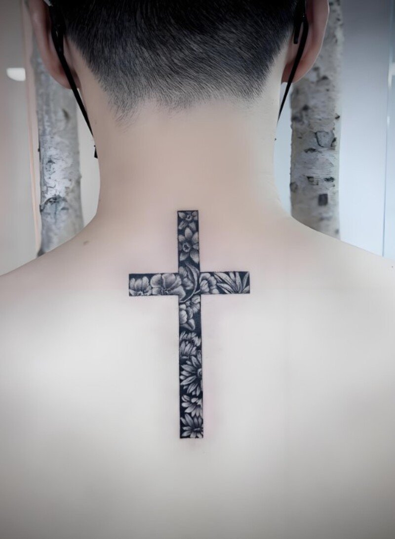 hình xăm thánh giá sau lưng cho nam