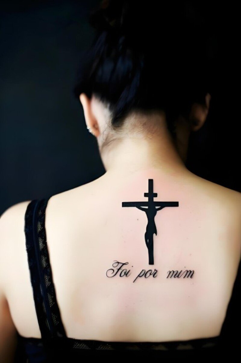 hình xăm thánh giá sau lưng cho nữ