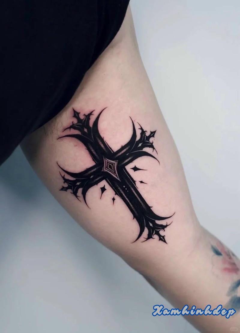 hình xăm thánh giá thu hút.