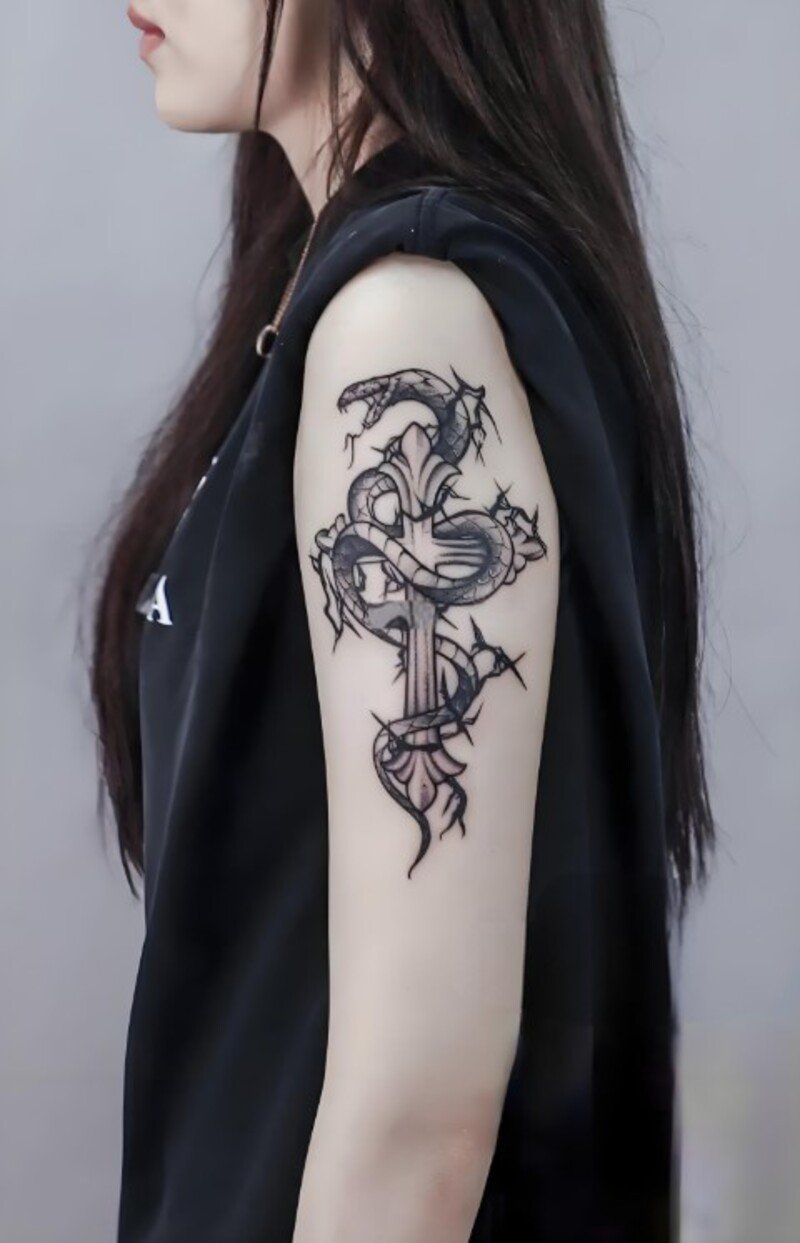 hình xăm thánh giá và con rắn cho nữ
