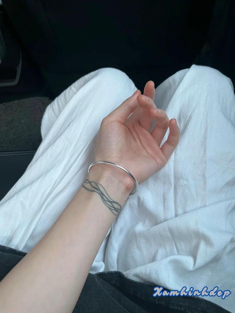 hình xăm vòng tay cá tính.