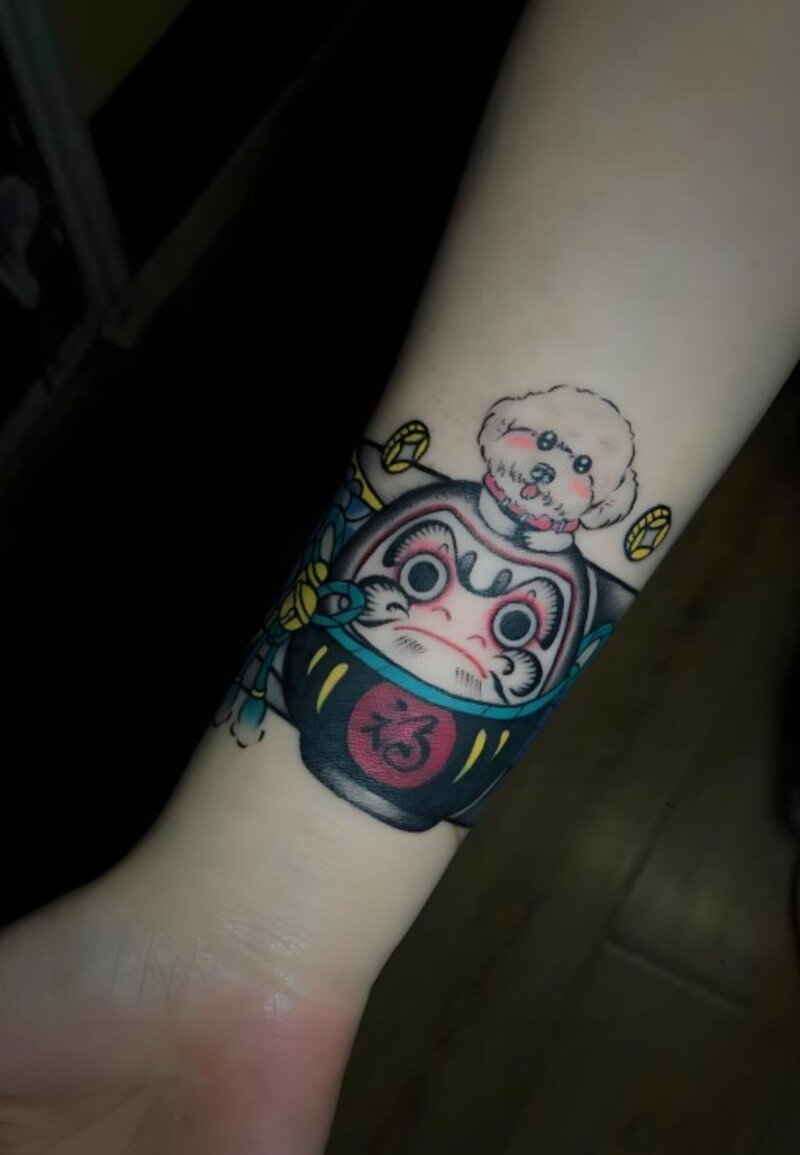 hình xăm vòng tay daruma cho nữ