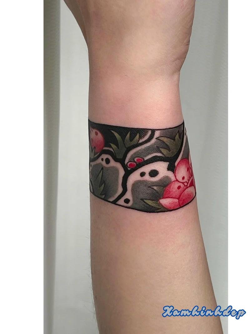 hình xăm vòng tay mềm mại.