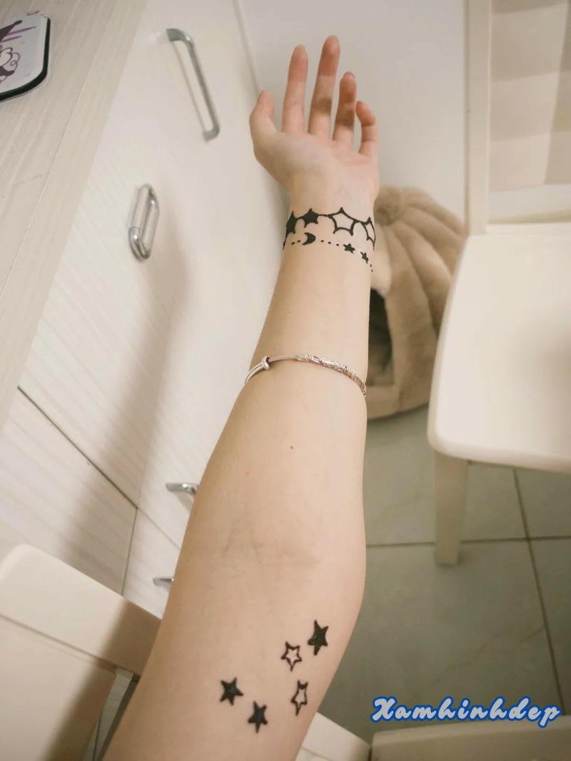 hình xăm vòng tay nổi bật.