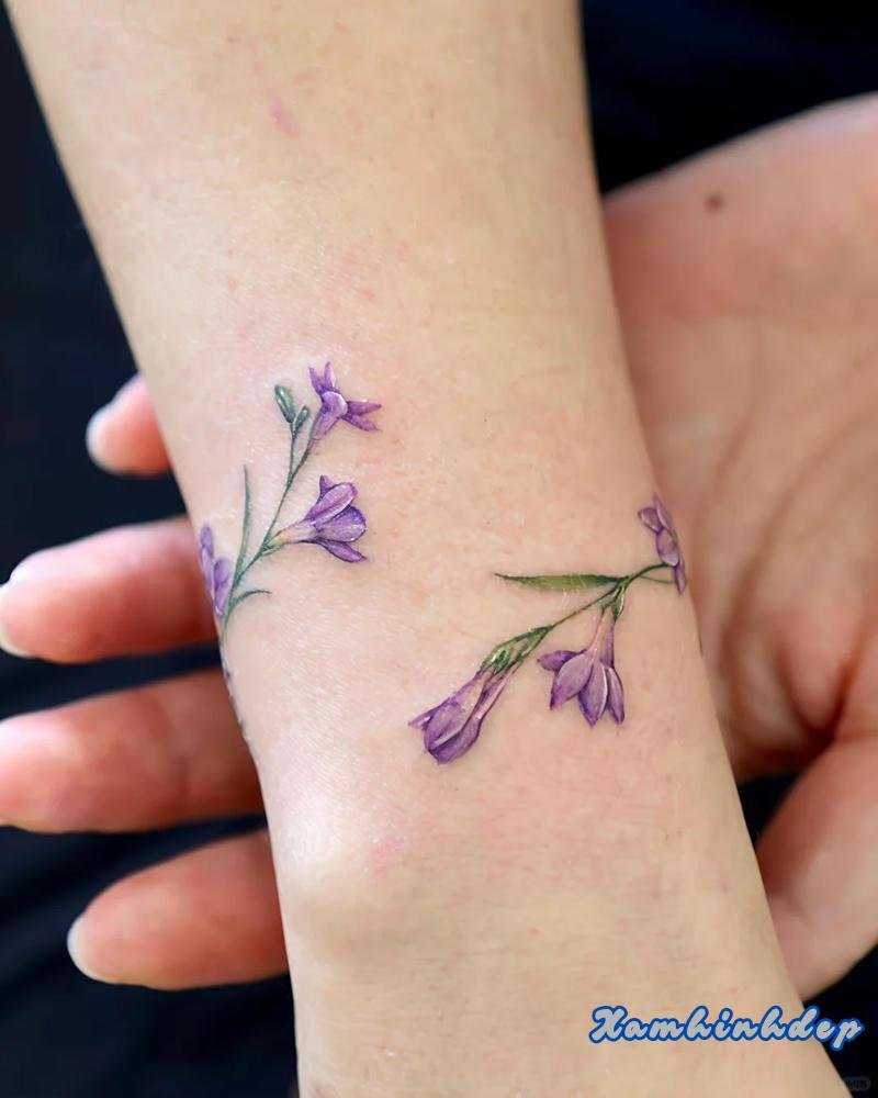 hình xăm vòng tay nữ họa tiết mềm mại.