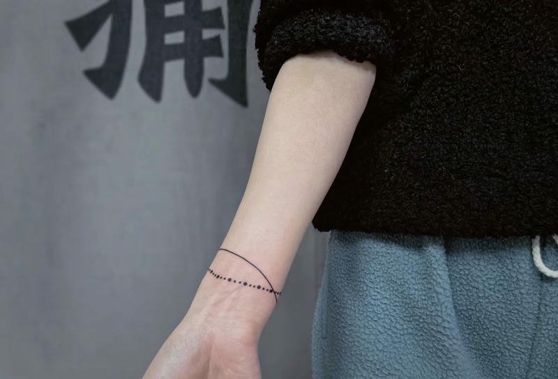 hình xăm vòng tay nữ ý nghĩa