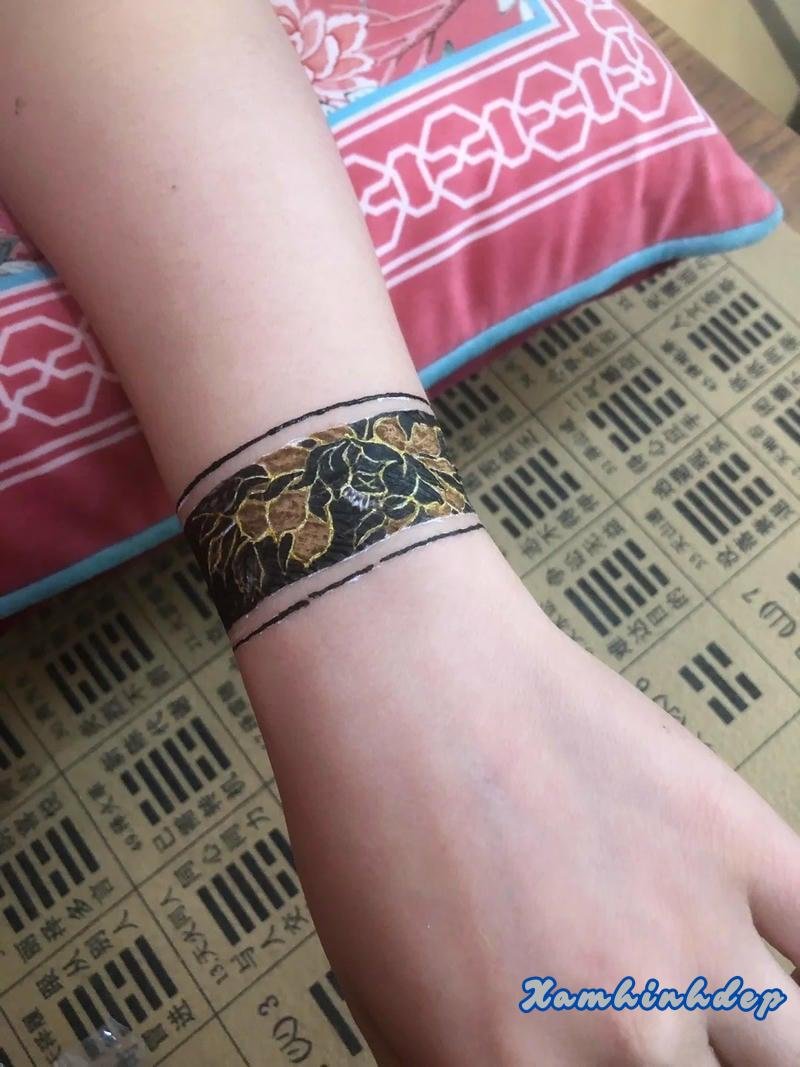 hình xăm vòng tay sắc nét.