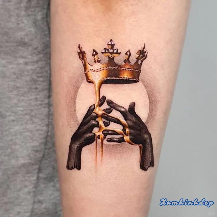 hình xăm vương miện nổi bật.