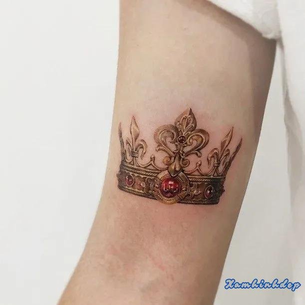 hình xăm vương miện tinh xảo.