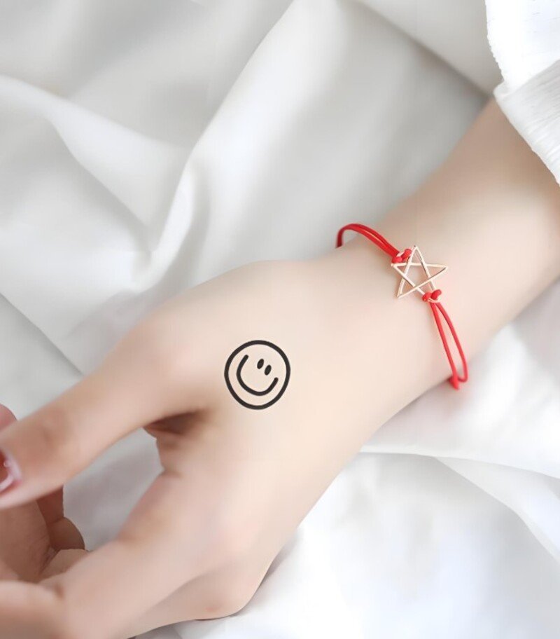 khung hình xăm mặt cười cho nữ