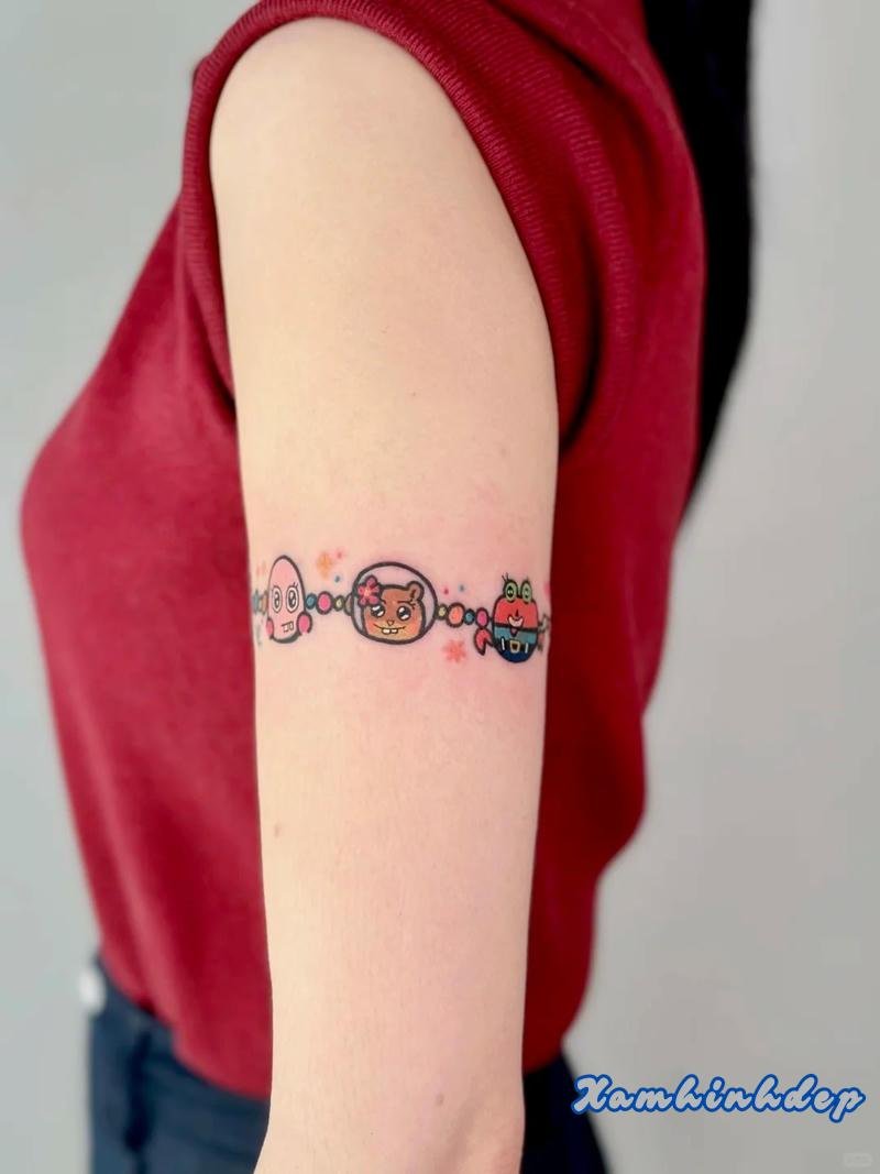 mẫu hình xăm bắp tay nữ phong cách nhẹ nhàng.