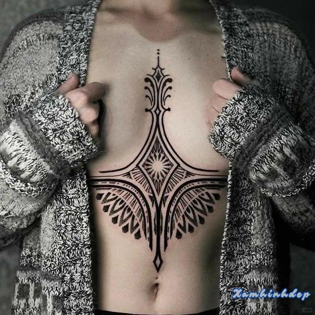 mẫu hình xăm ngực nữ phong cách quyến rũ.