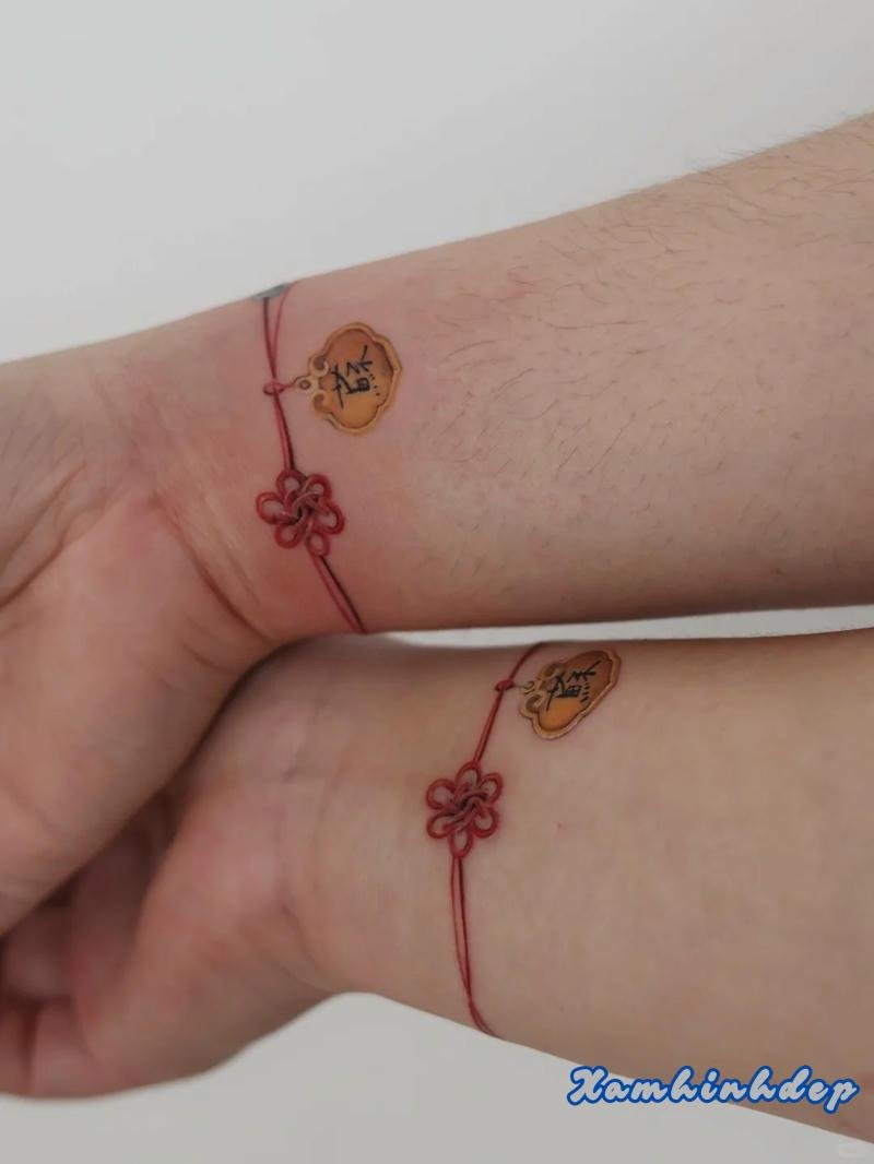 mẫu hình xăm vòng tay nữ phong cách nhẹ nhàng.