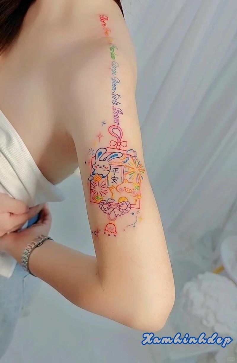 tattoo bắp tay nữ kiểu dáng tối giản.