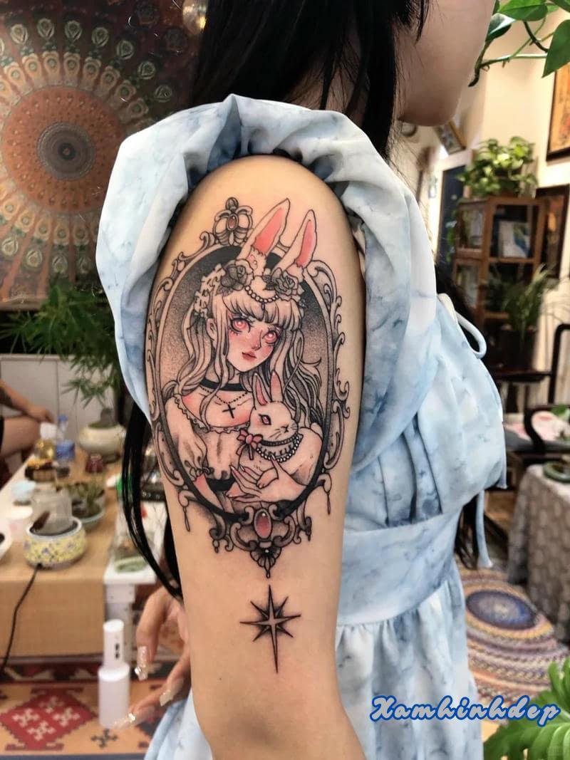 tattoo bắp tay nữ phong cách hiện đại.