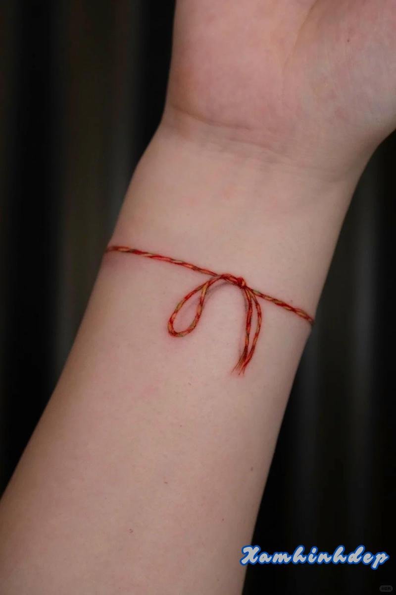 tattoo cổ tay nữ phong cách tối giản.