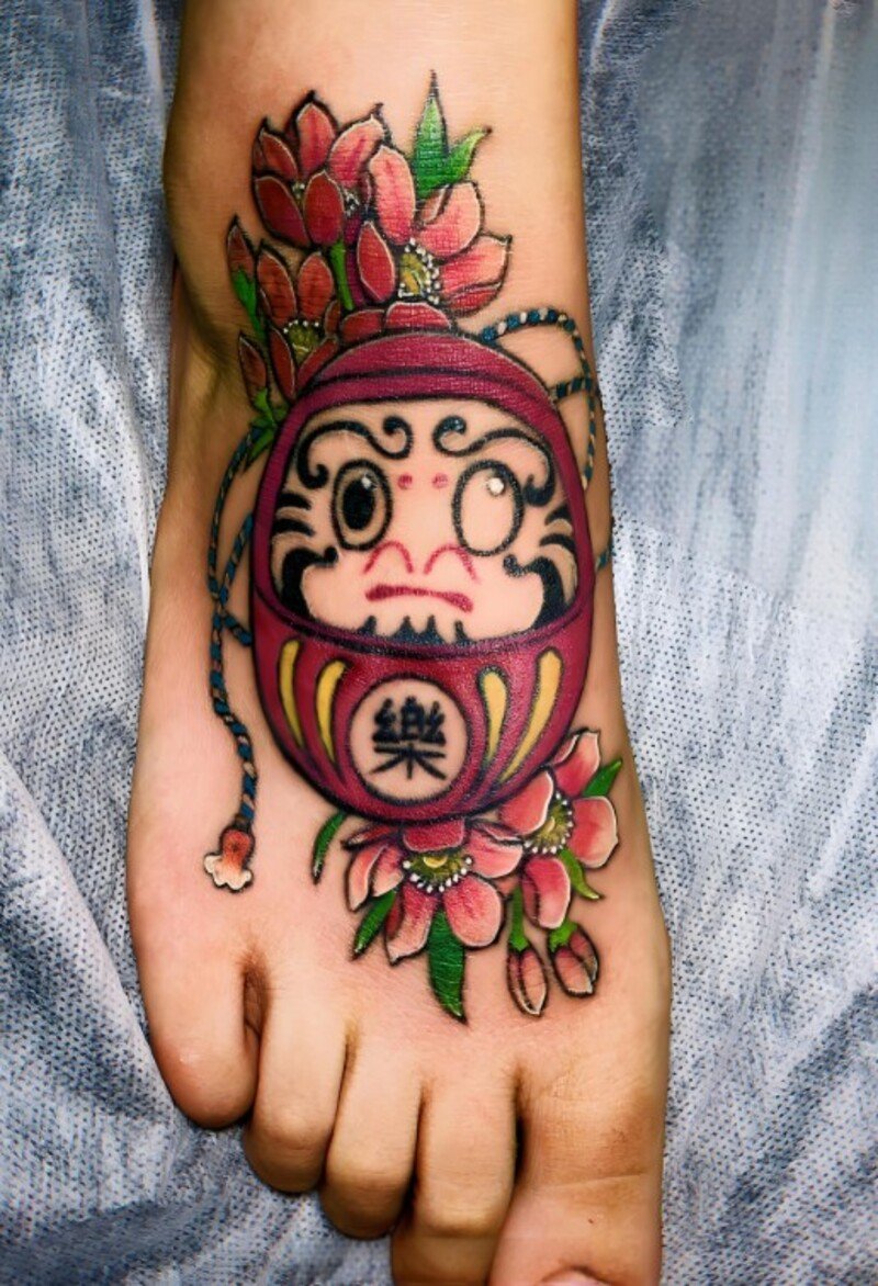 tattoo daruma ở mu bàn chân cho nữ
