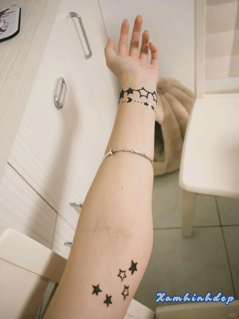 tattoo vòng tay nữ mang nét đẹp thanh lịch.