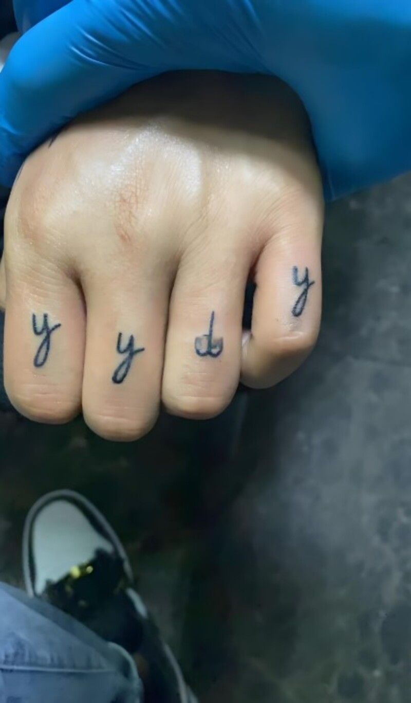 xăm hình chữ ở ngón tay cho nữ