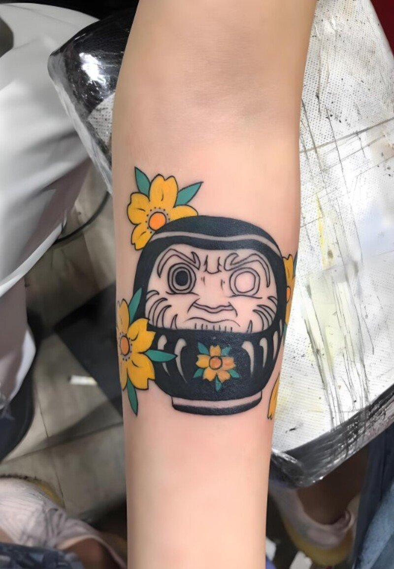 xăm hình lật đật daruma cho nữ