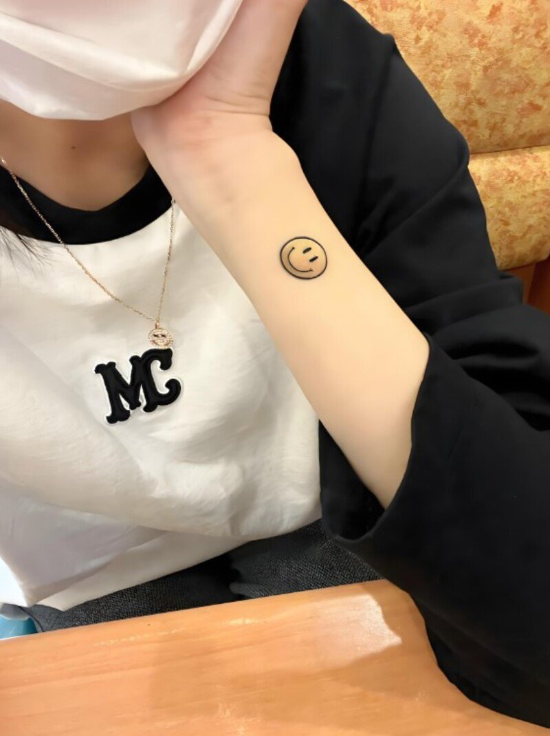 xăm hình mặt cười cho nữ