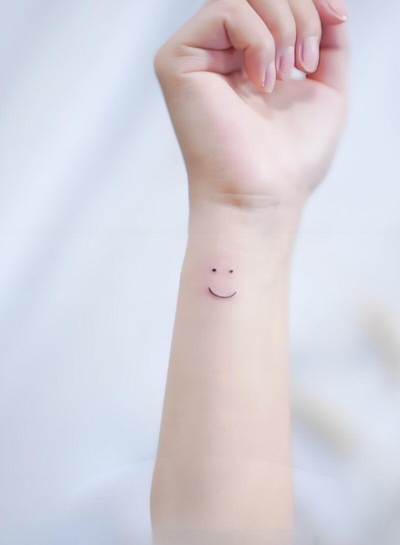 xăm hình mặt cười đơn giản cho nữ
