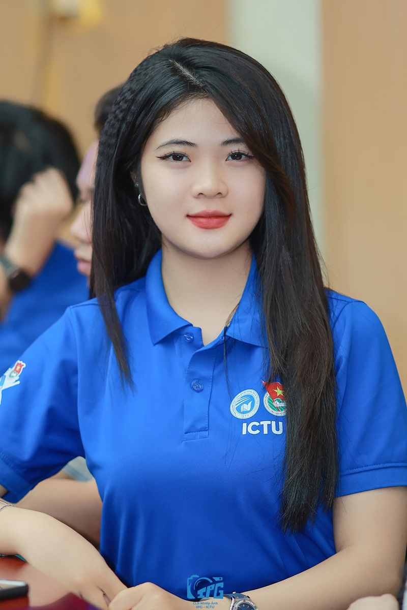 gái xinh mặt học sinh body phụ huynh