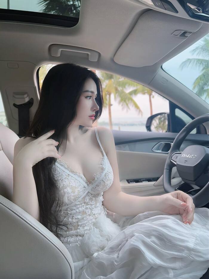 gái xinh vú to