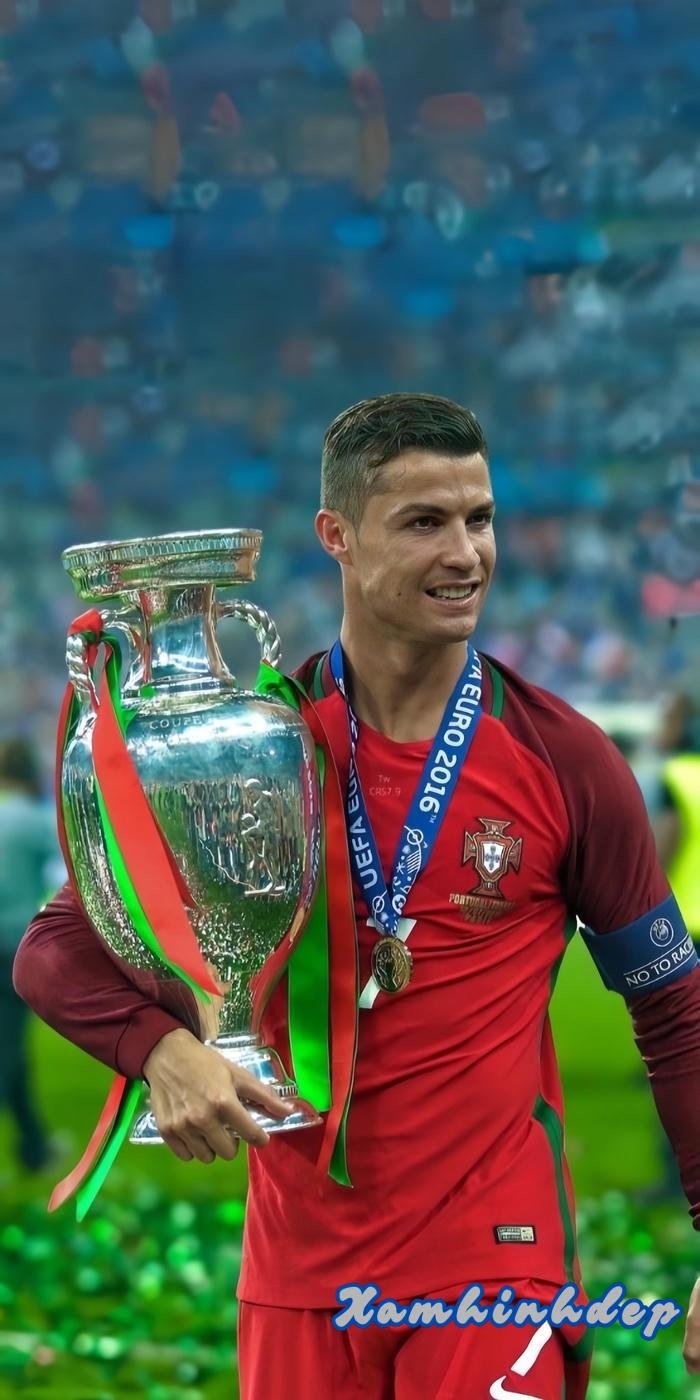 hình nền cr7 4k cầm cup